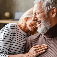 Vieux couple heureux en raison de leur bonne santé générale.